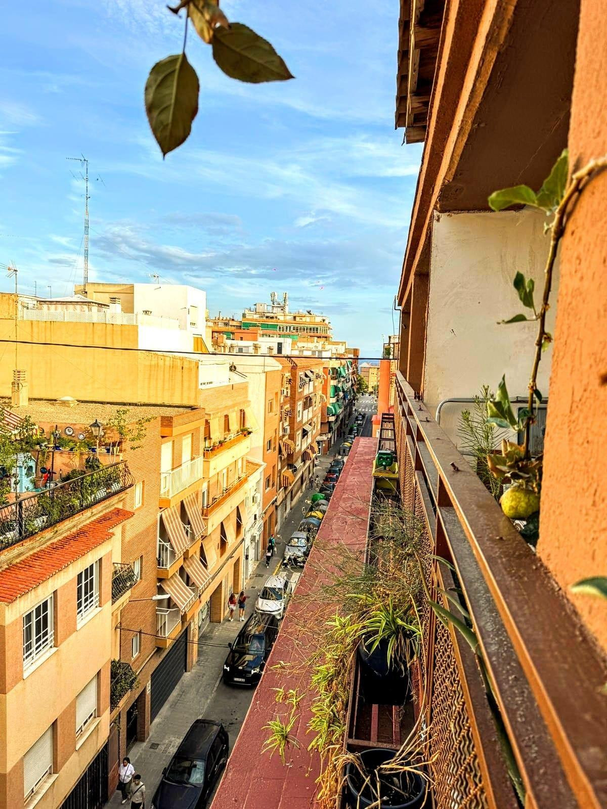 UN ÁTICO ÚNICO EN ALICANTE: TERRAZA, VISTAS Y EL POTENCIAL PARA CREAR LA CASA DE TUS SUEÑOS