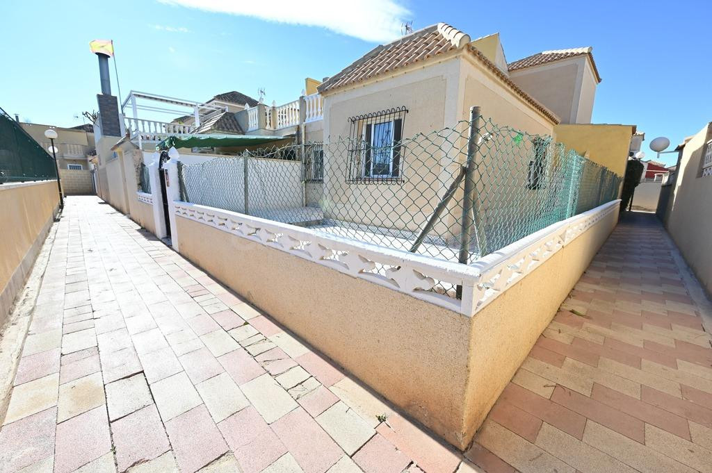 Bungalow en esquina - Urb. Jardín del Mar, III