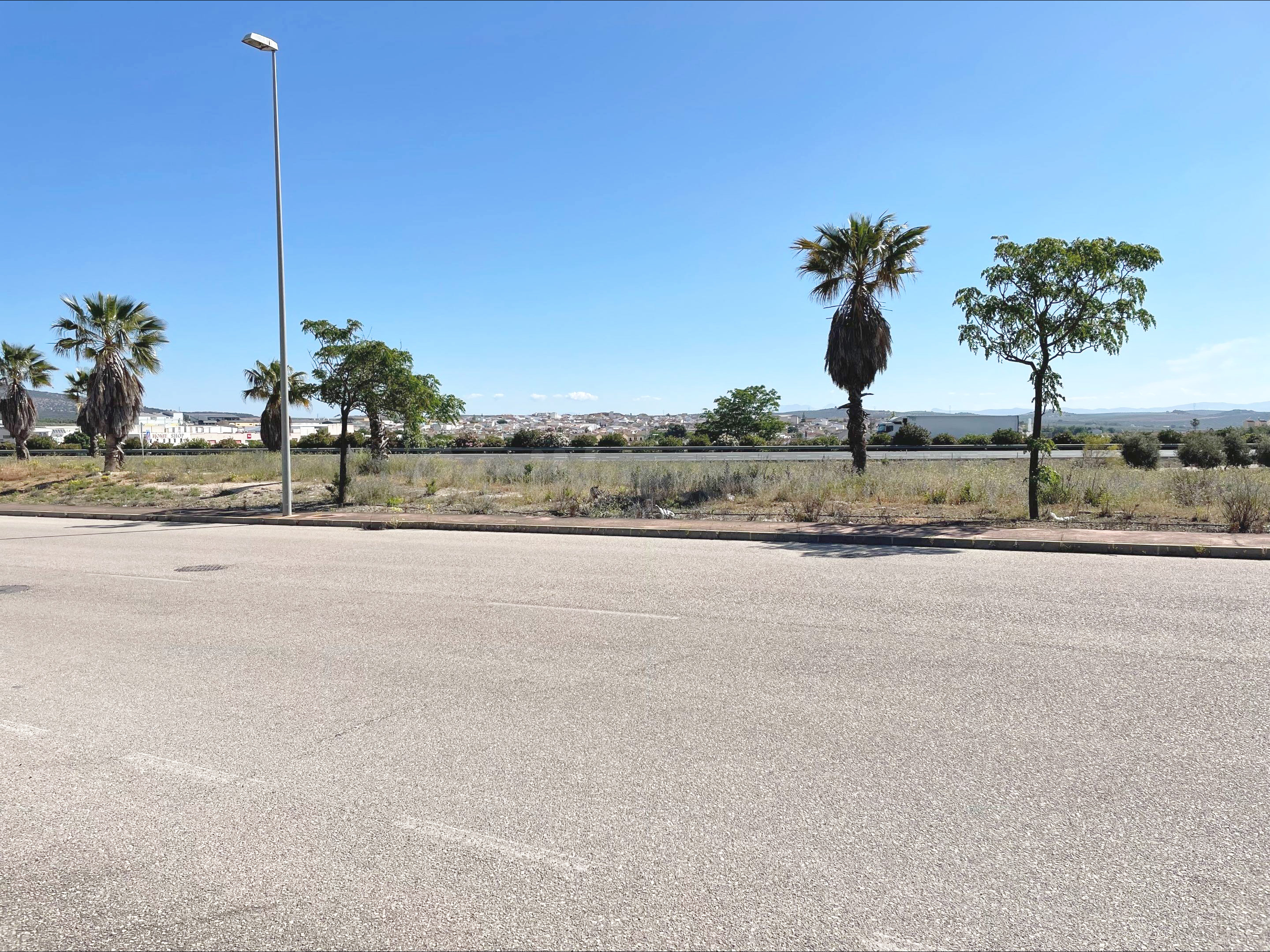 Suelo industrial con fachada a Autovía A-92