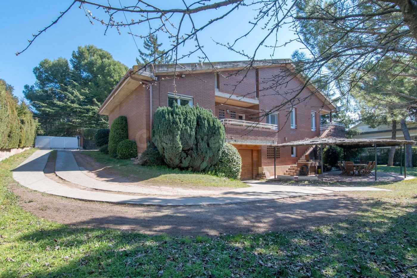 CASA EN VENTA EN URB. PINEDA DE BAGES