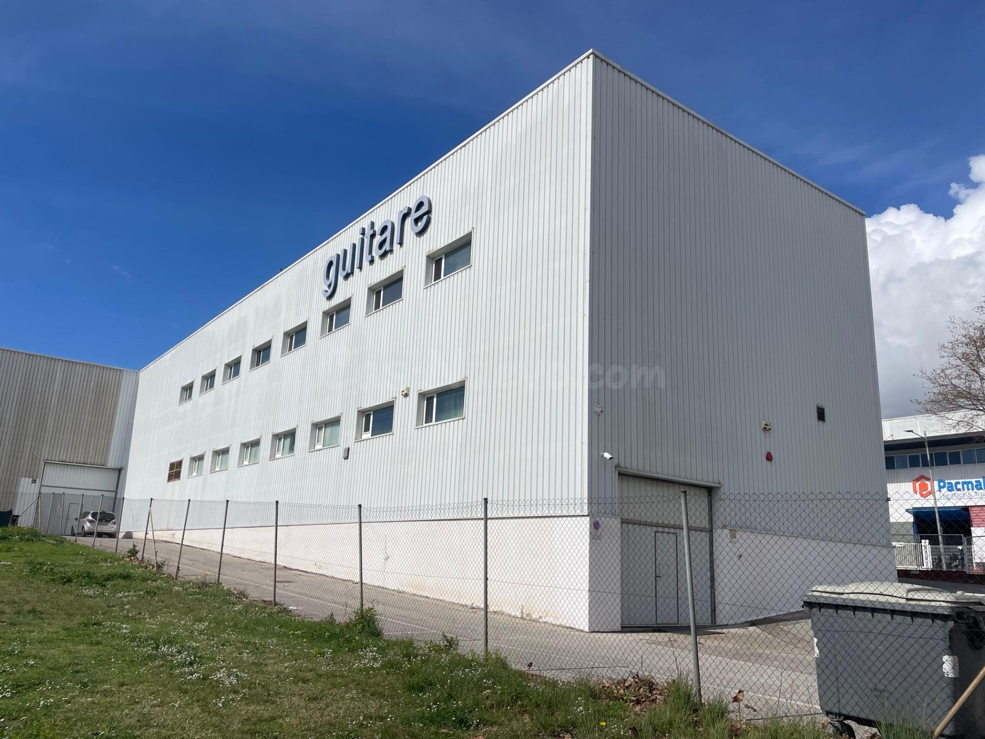 NAVE INDUSTRIAL INDEPENDIENTE CON PATIO Y DOBLE ACCESO PARA CAMIONES – PLA D’EN BOET (MATARÓ)