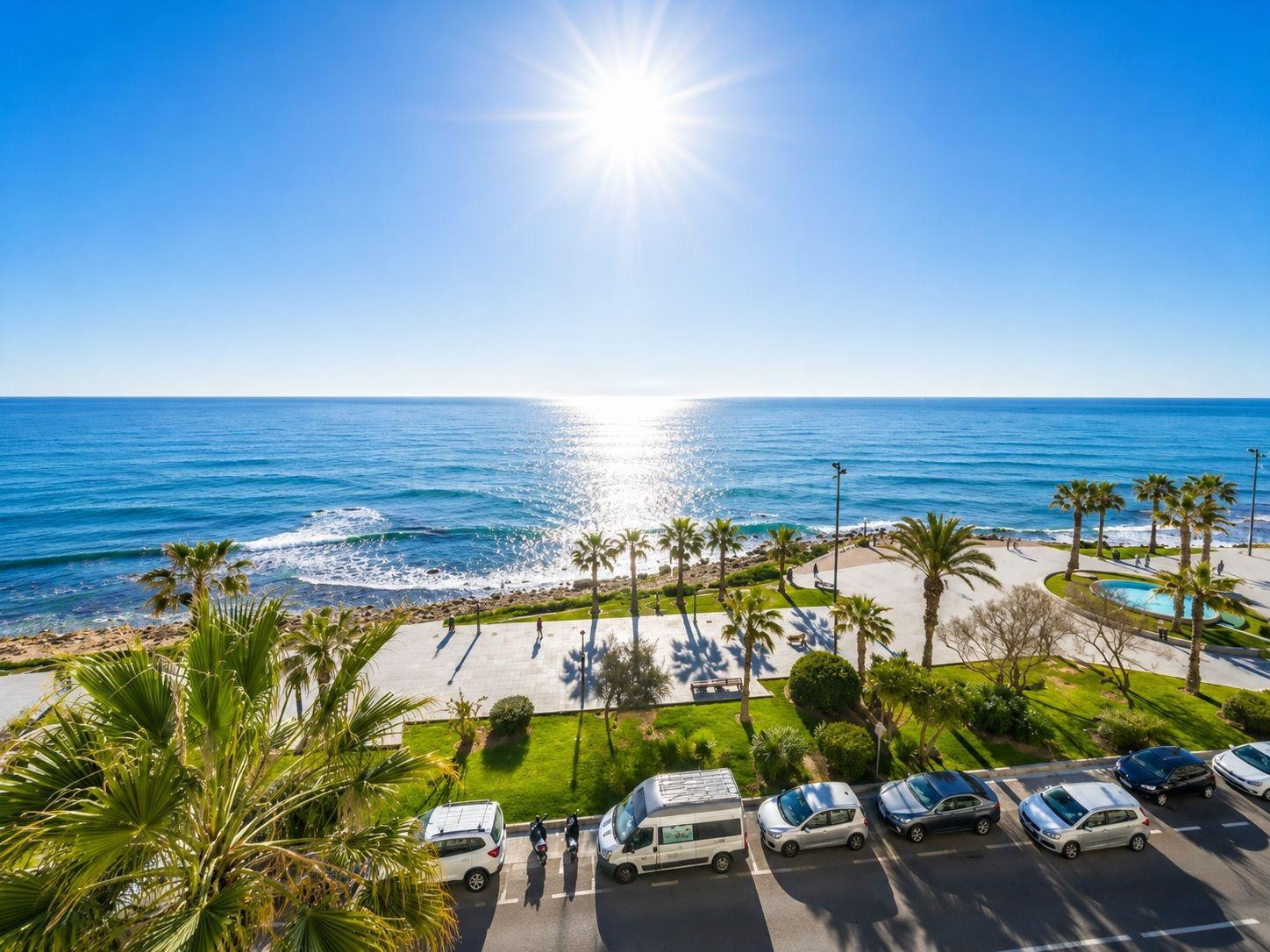 Vistas al mar  3 dormitorios y piscina comunitaria a solo 30 metros de la Playa del Cura