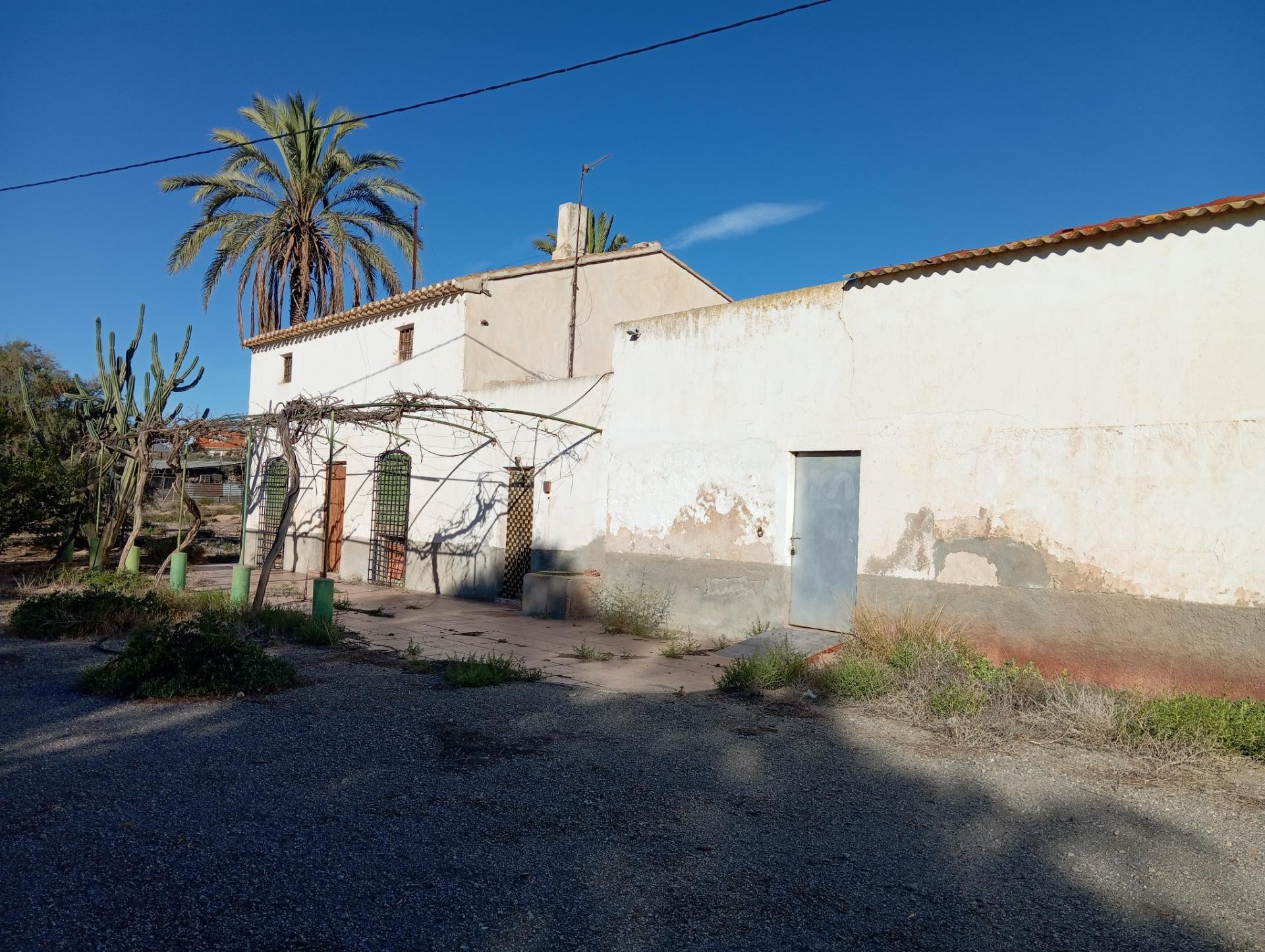 CORTIJO CON TERRENO Y ALMACENES JUNTO A LORCA Y PUERTO LUMBRERAS