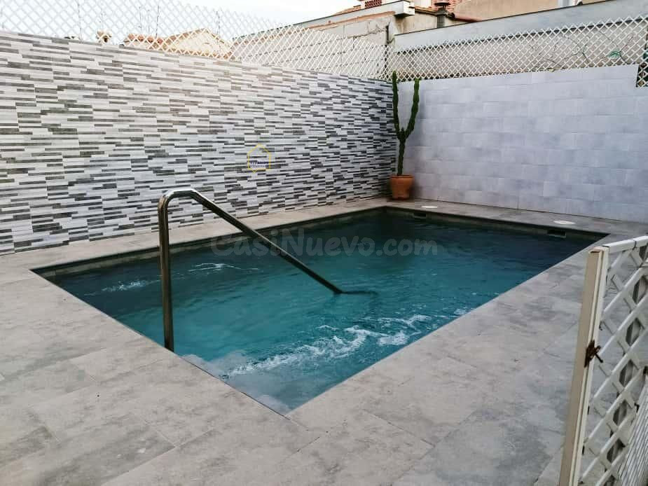 Chalet de 6 dormitorios y piscina privada, a la venta en Lorca