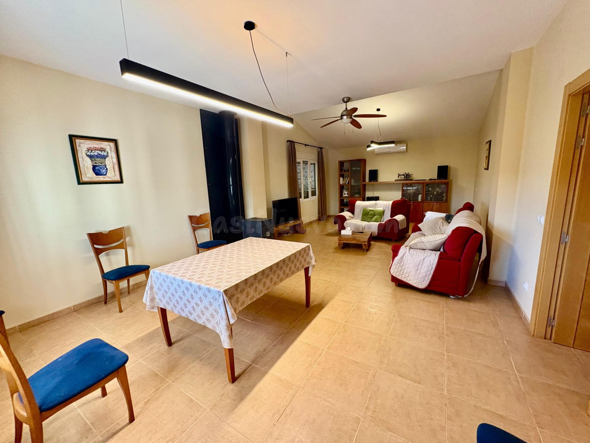 Vivienda en El Campillo con amplia parcela y almacén independiente.