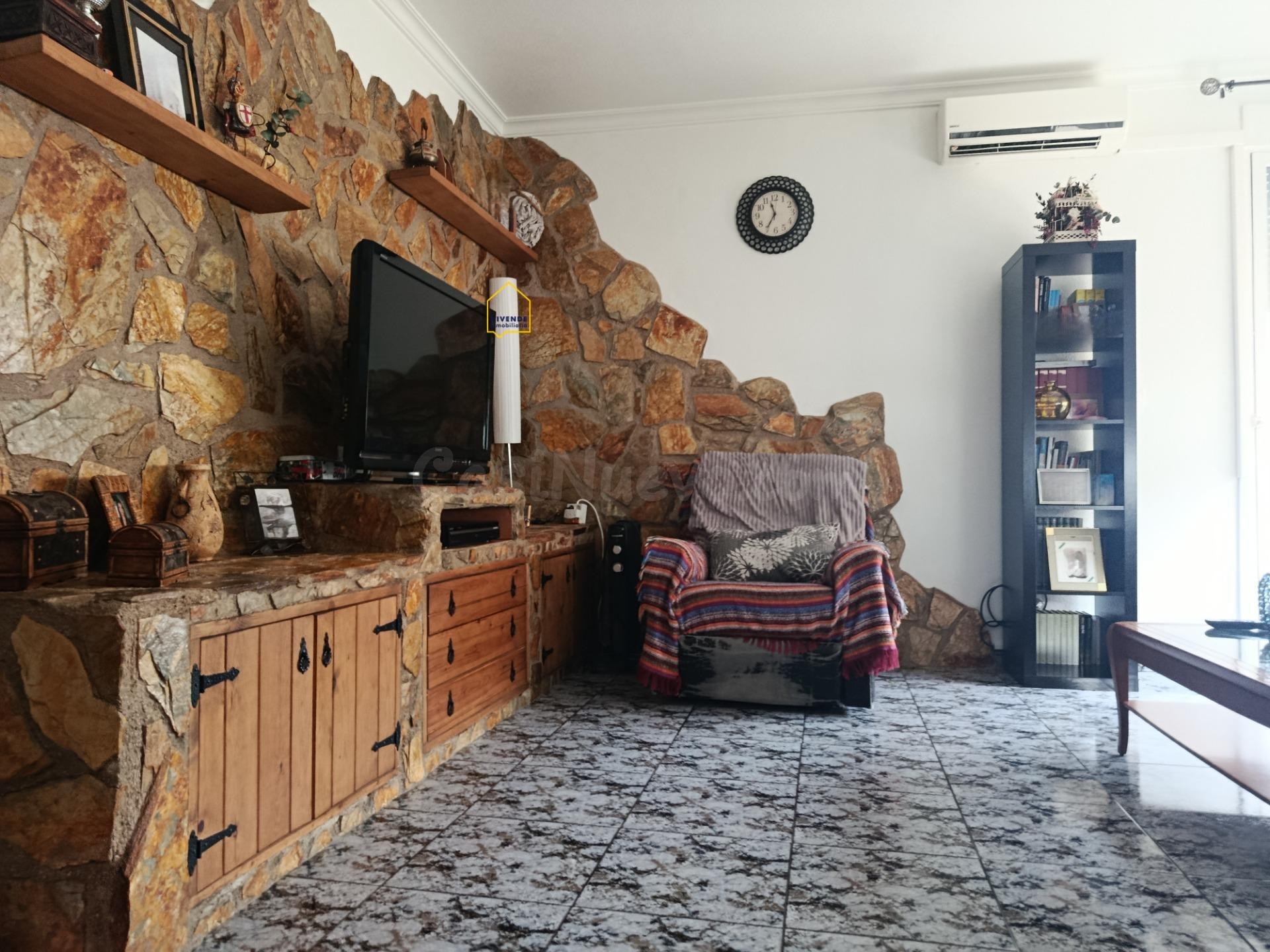 Casa de 4 habitaciones y terraza, a la venta en Virgen de las Huertas.