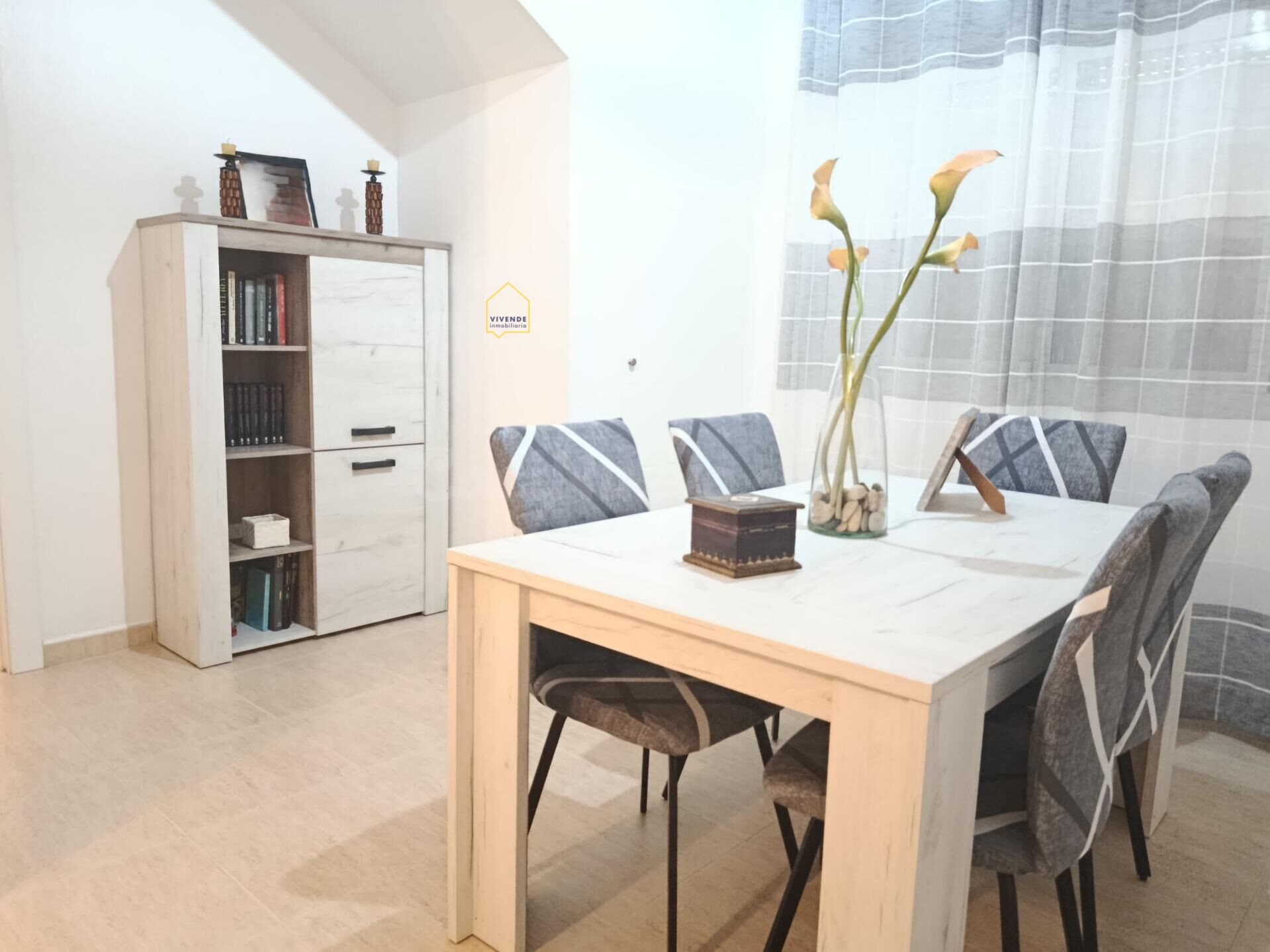 Casa adosada, 4 dormitorios, 3 baños, terraza y cochera, centro de Lorca