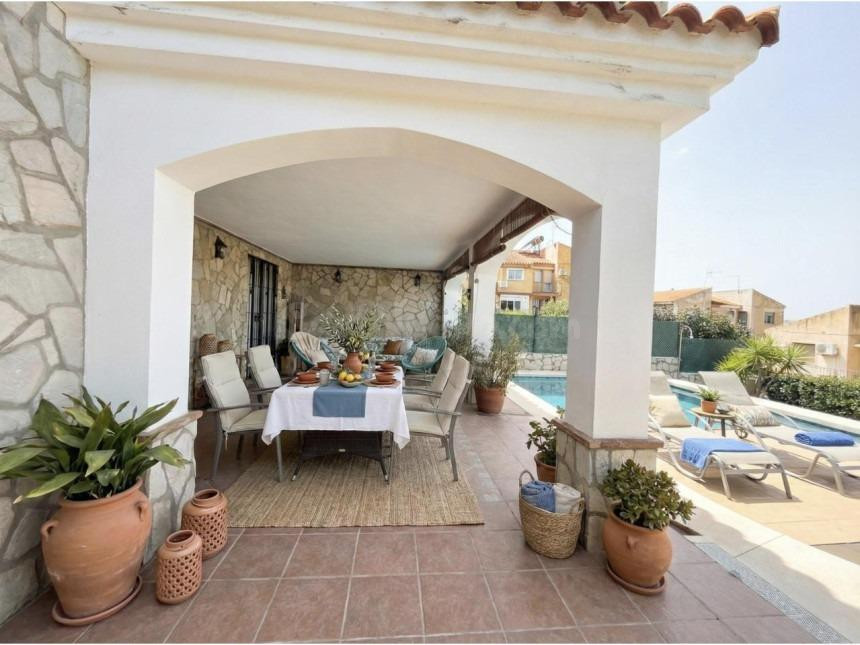 Chalet Pareado en Venta en Alhaurín de la Torre – 5 Dormitorios, Jardín y Garaje