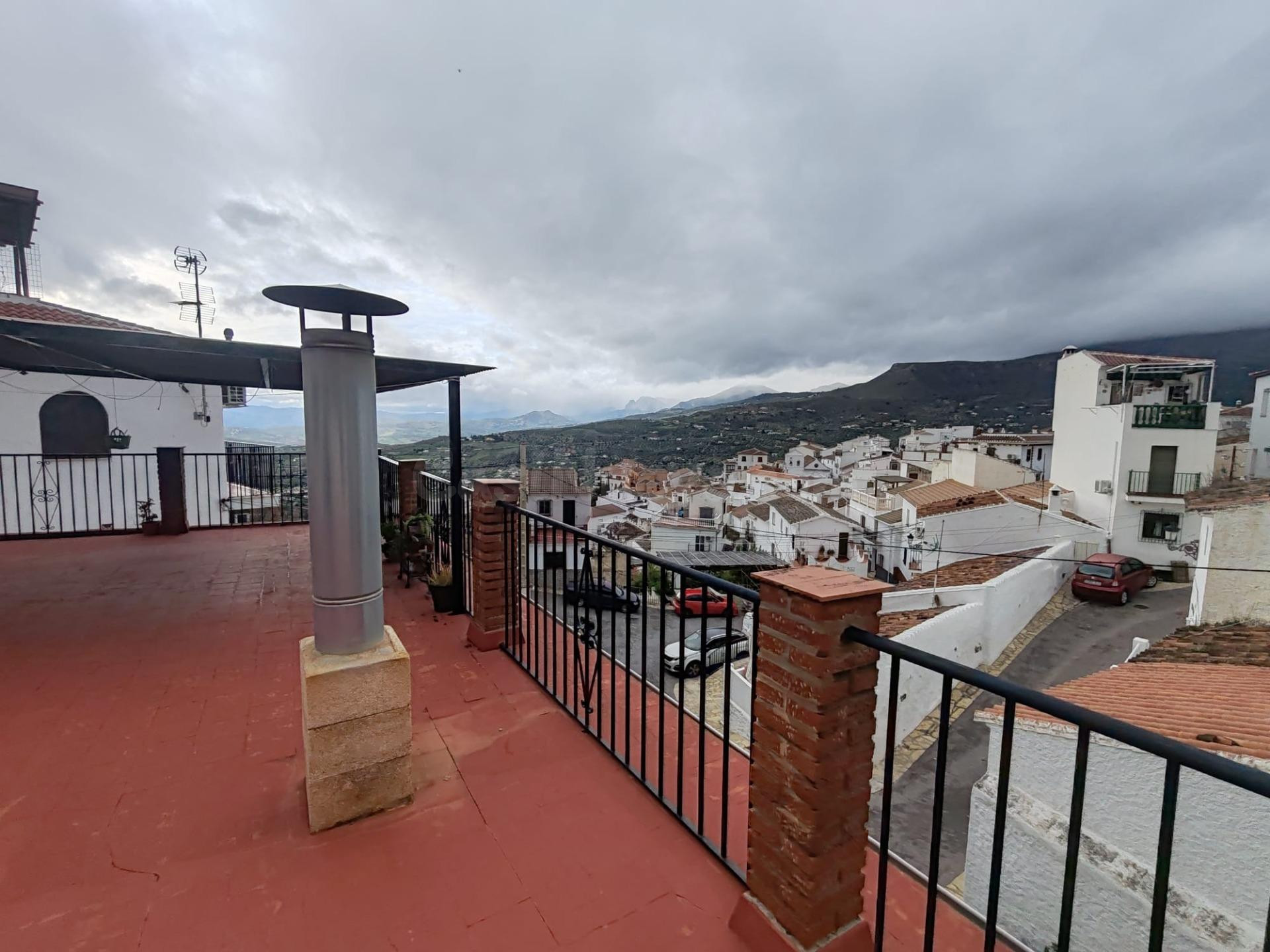 Casa en venta en Alcaucín – Espacio, luz y encanto en tres p