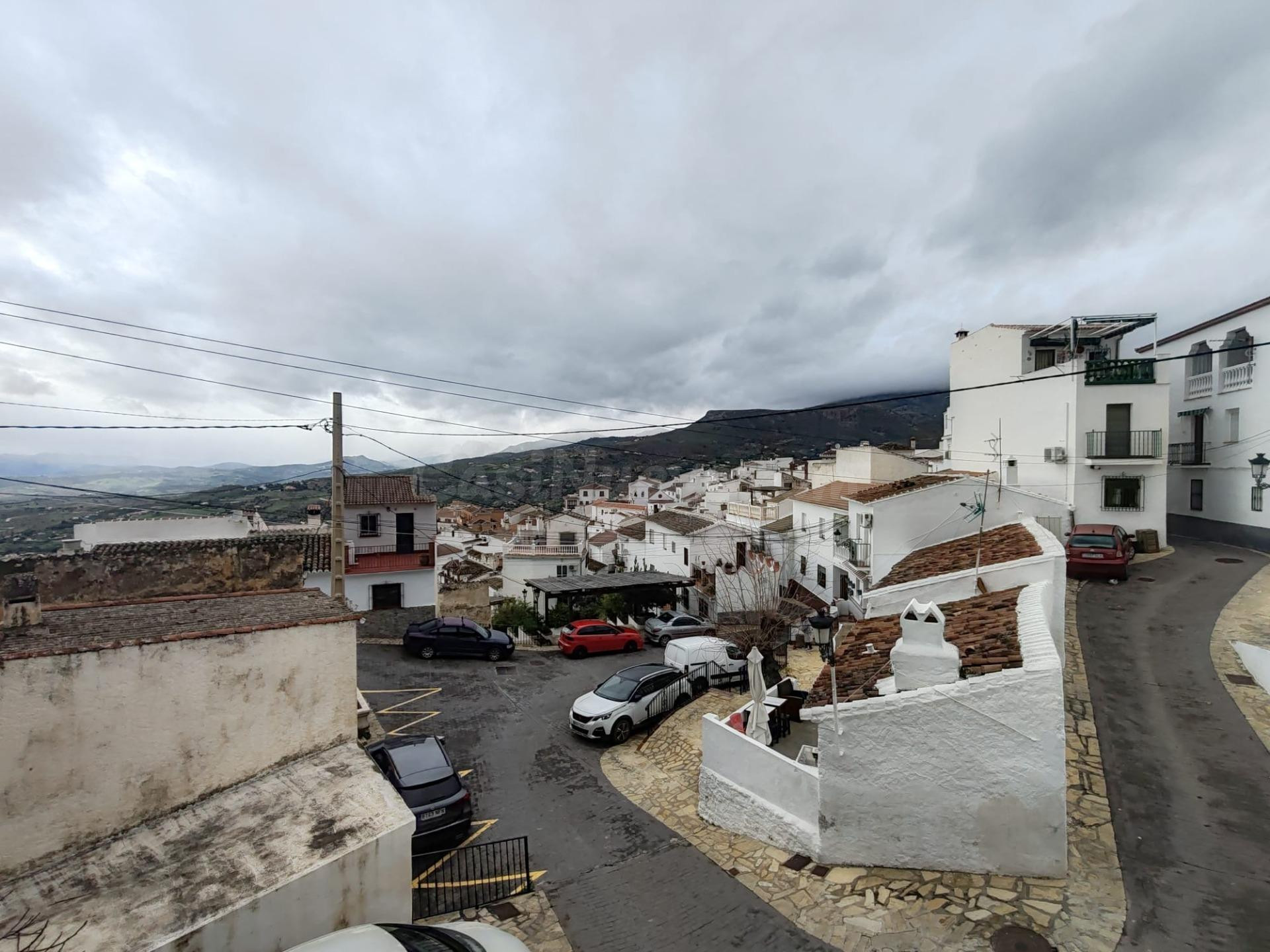 Casa en venta en Alcaucín – Espacio, luz y encanto en tres p - foto 3