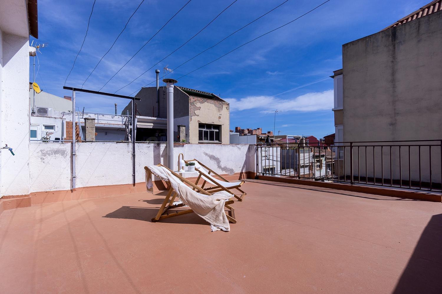 CASA ADOSADA ESQUINERA EN UNA DE LAS MEJORES ZONAS DE LA CREU ALTA- SABADELL.