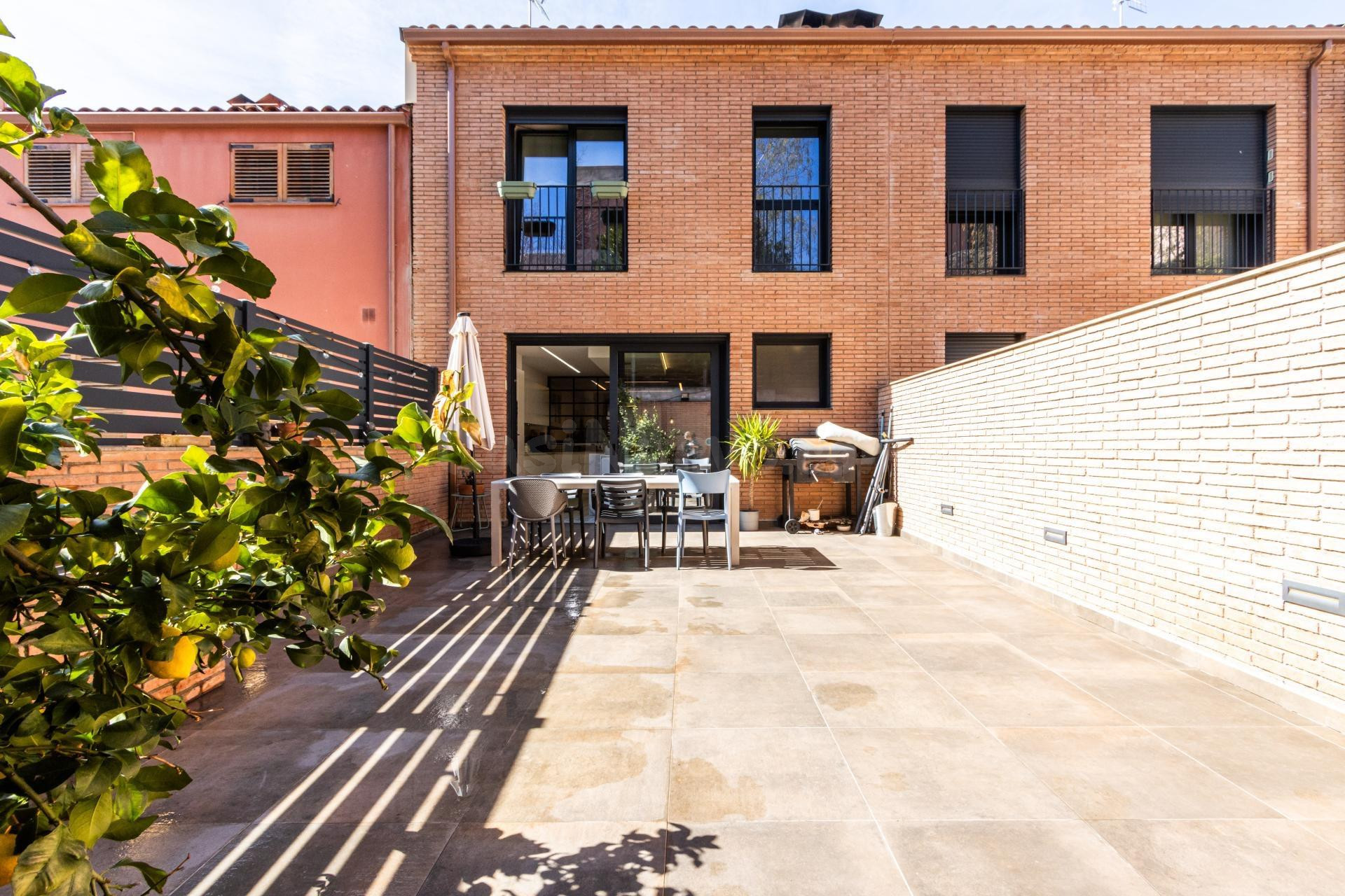 CASA SEMINUEVA CON GARAJE Y JARDÍN EN EL CENTRO DE SANT LLORENÇ SAVALL