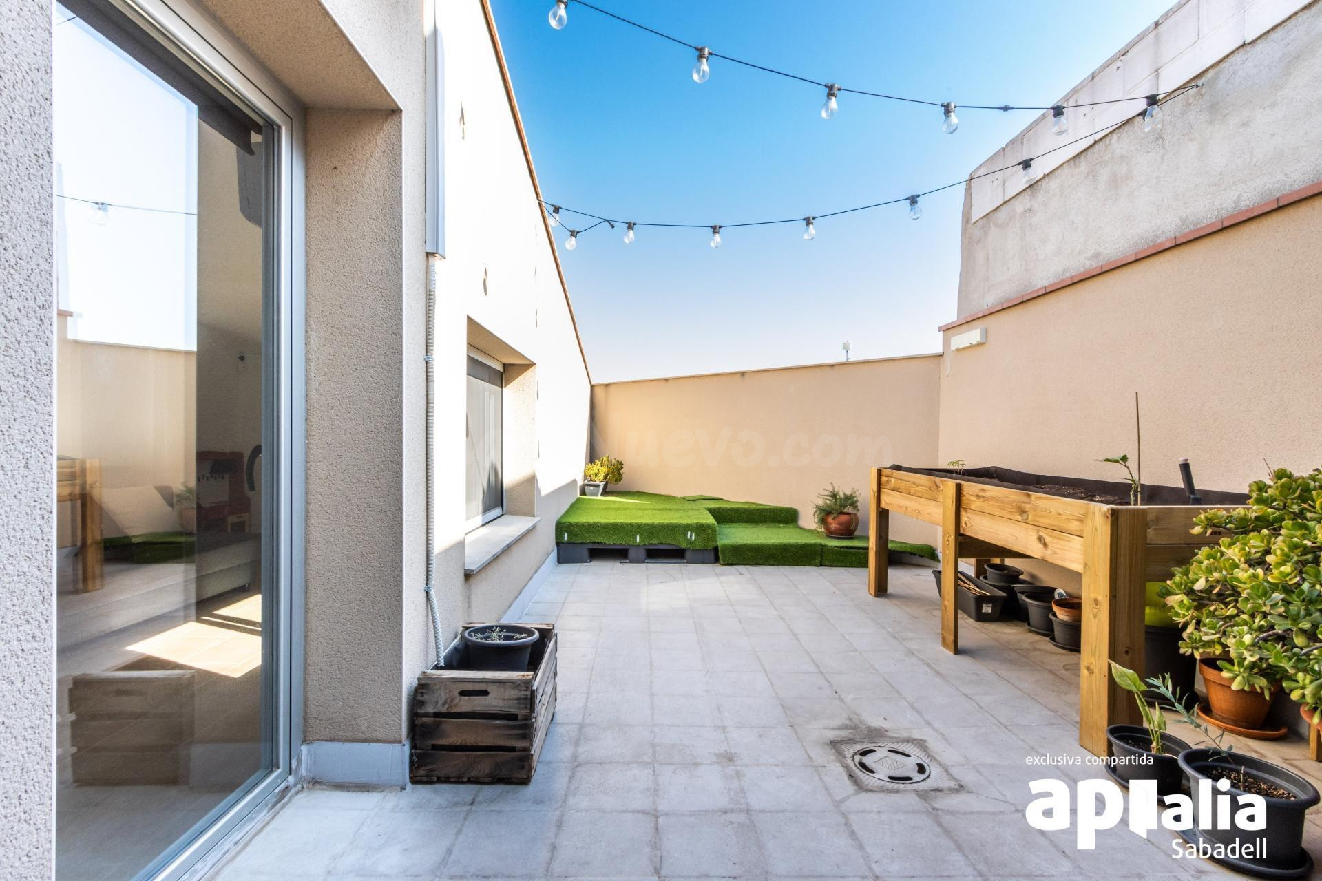 Ático dúplex de 120 m2 con terraza íntima y vistas despejadas — C/ Tres Creus, Sabadell