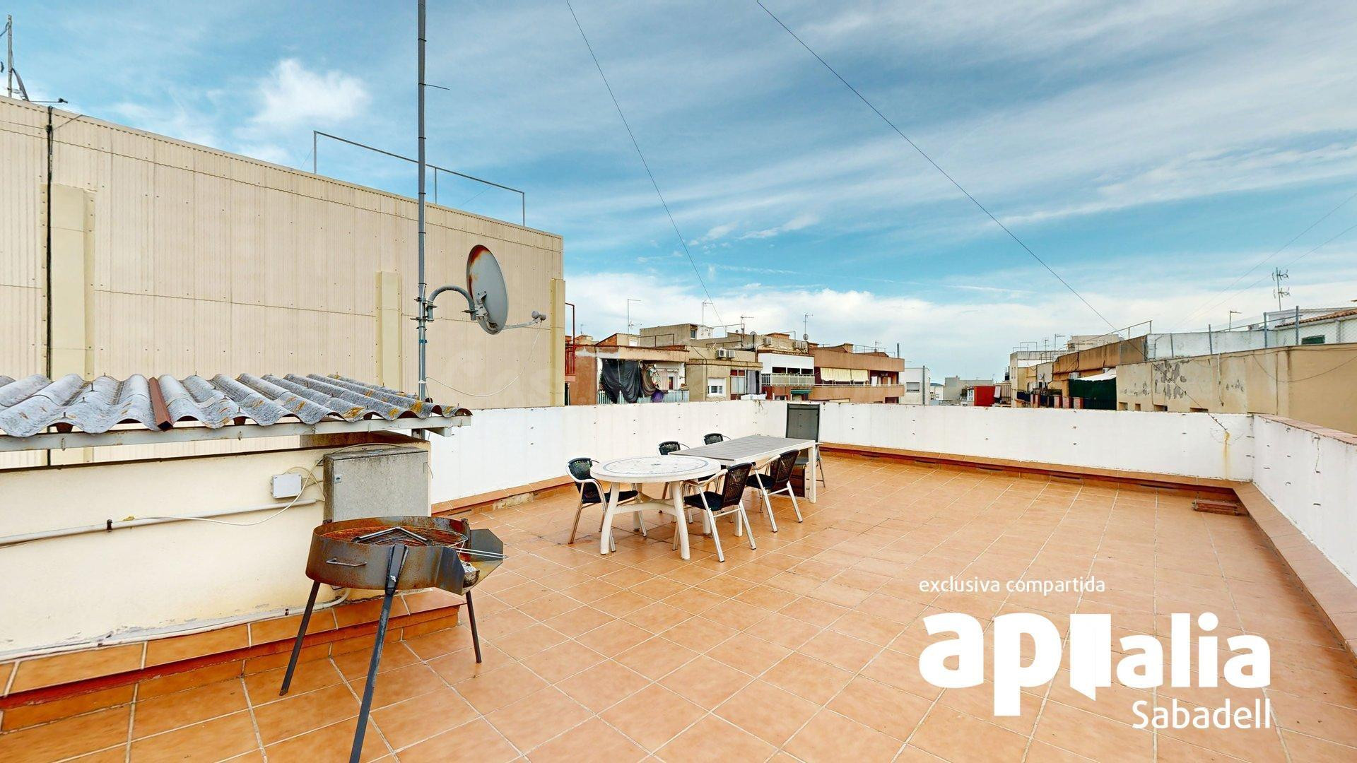 ÁTICO REFORMADO; 4 DORMITORIOS, BALCÓN y TERRAZA