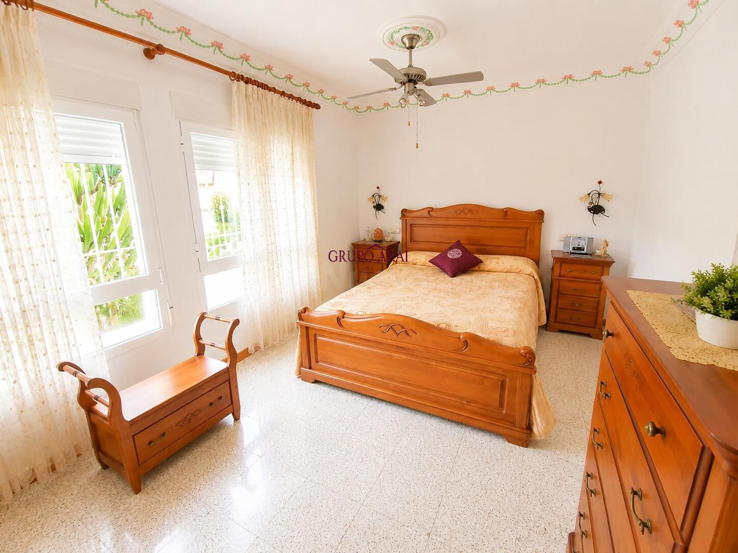 Amplia vivienda de 3 dormitorios con terraza, parking y vistas despejadas en Salvador Allende.