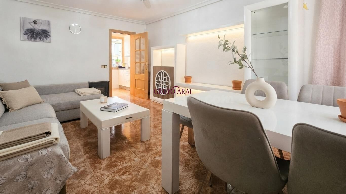 Amplio piso de 90 m2 con balcón y 3 habitaciones en Virgen del Remedio.