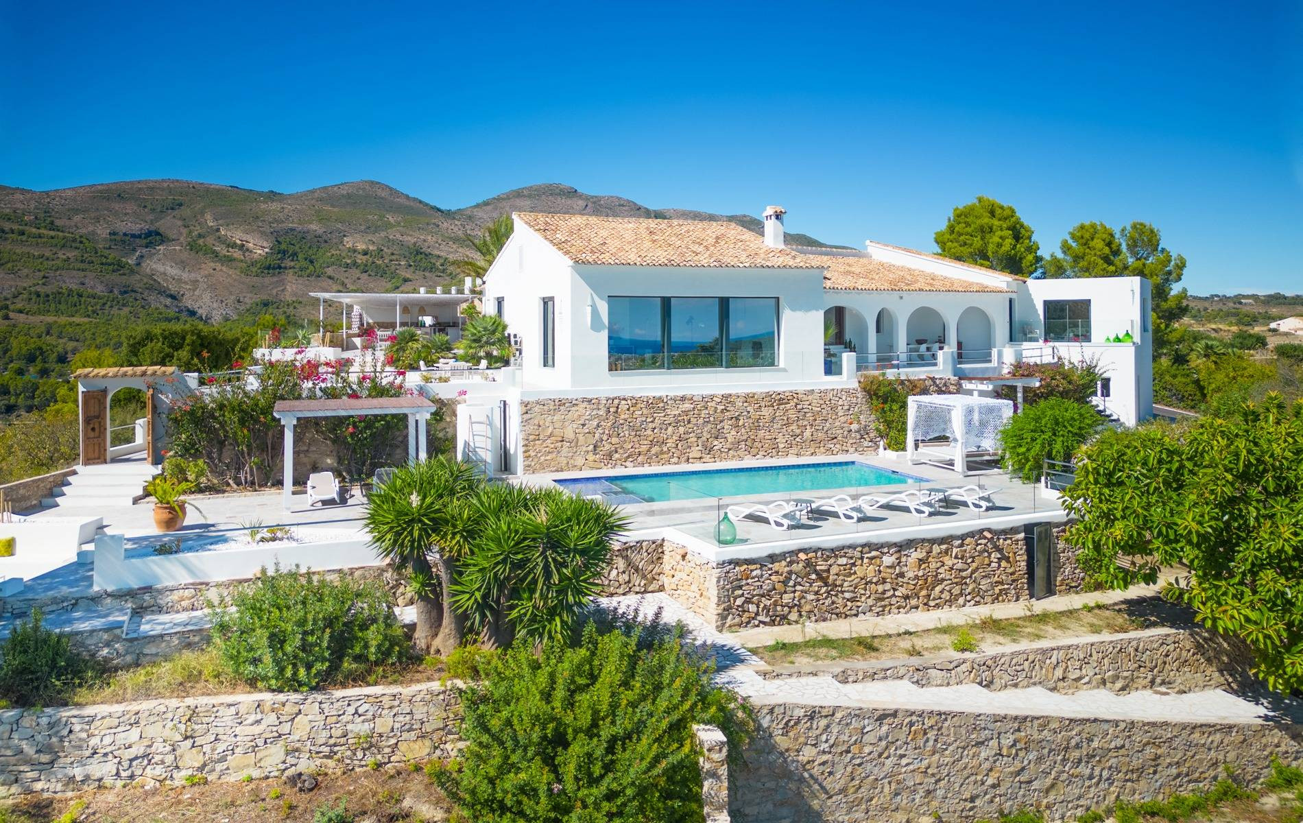 Villa Bernia. Un paraíso en la montaña con vistas al mar en venta en Benissa.