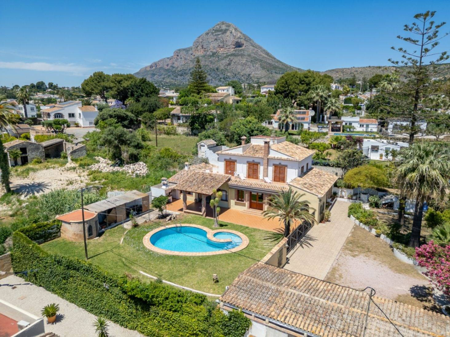 Villa familiar mediterránea con bonitas vistas en venta en Jávea