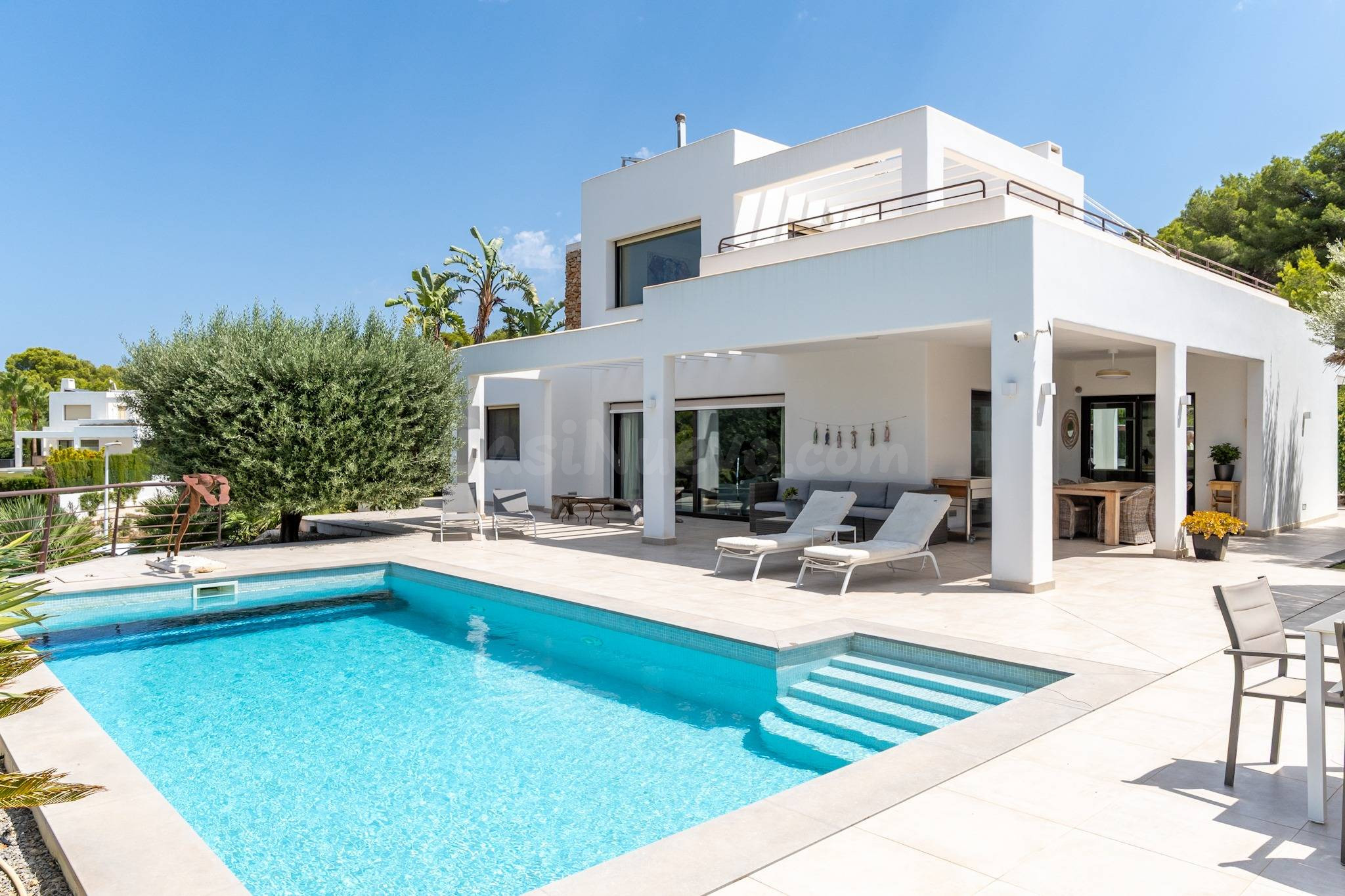 Se vende villa moderna con piscina privada climatizada en Jávea