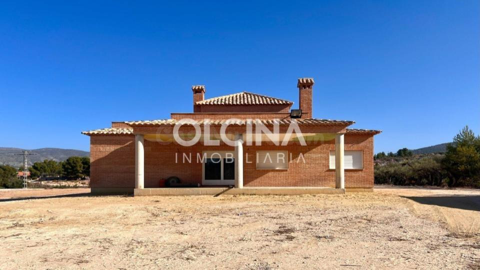 Espectacular finca rústica en construcción con ubicación sinigual en Ibi
