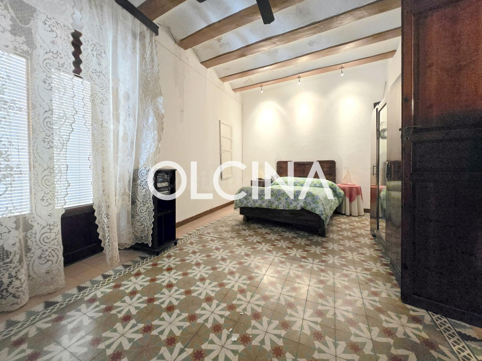 Casa en Biar, Ideal para Reformar con Amplios Espacios y Posibilidades