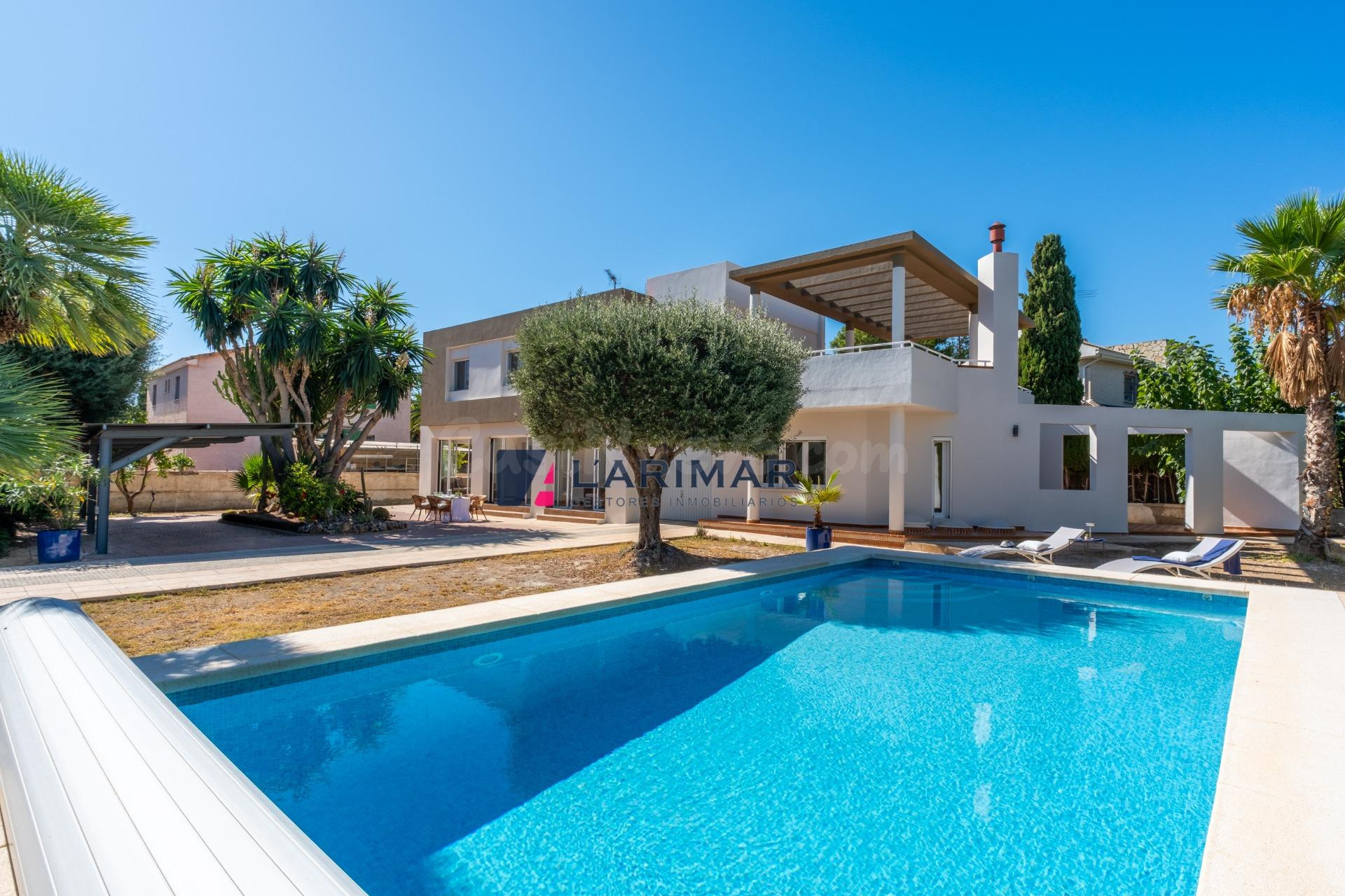Chalet independiente totalmente reformado con piscina y gran parcela en Nou Nazareth