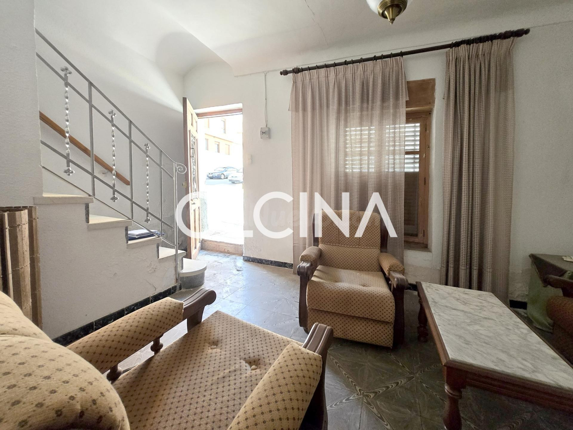 Amplio Piso junto con garaje nave en el Corazón de Banyeres de Mariola - Oportunidad para Reformar