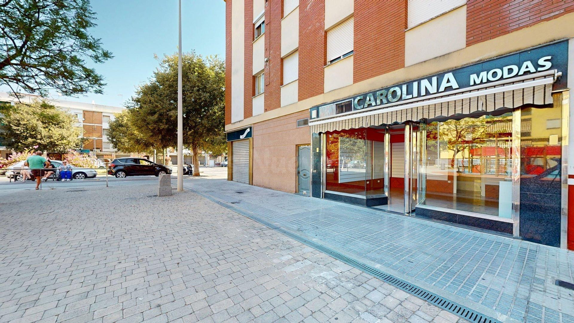 LOCAL COMERCIAL CON MAS DE CINCO METROS DE FACHADA, EN CTRA. TRASIERRA. IDEAL PARA AQUELLOS QUE QUIERAN EMPRENDER UN NEGOCIO o INVERSORES QUE QUIERA TRANSFORMAR EL LOCAL EN VIVIENDA.