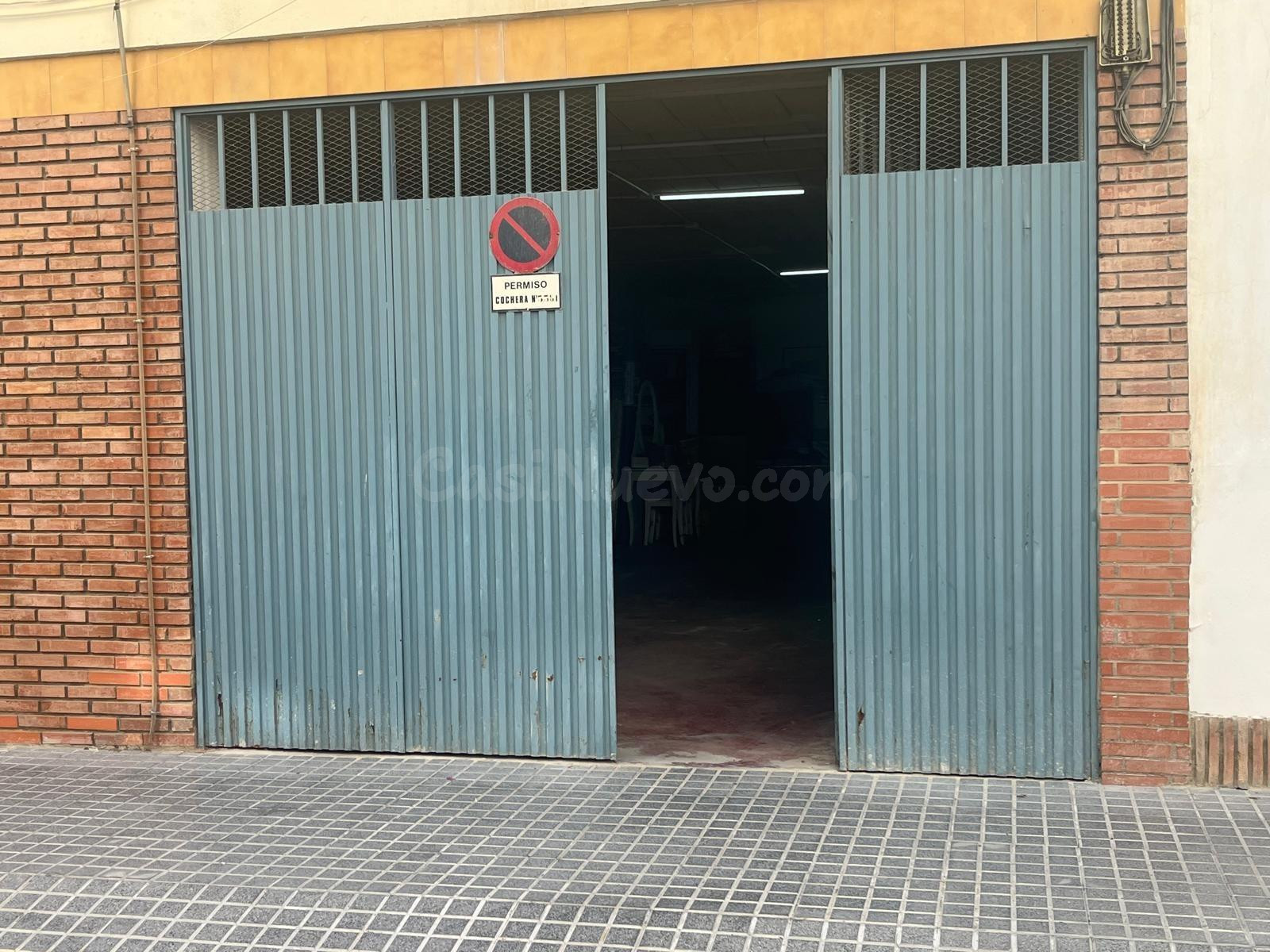 ¿Buscas un local con vado, buena fachada y potencial de rentabilidad? Este espacio diáfano en Valdeolleros puede ser la oportunidad que estabas esperando.