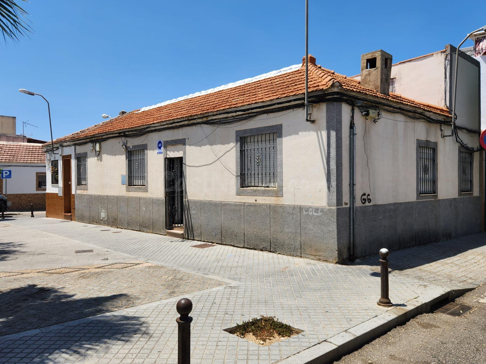 ¡La oportunidad que buscabas! Casa de esquina para reformar con terraza, en parte alta del Campo de la Verdad!!!!!