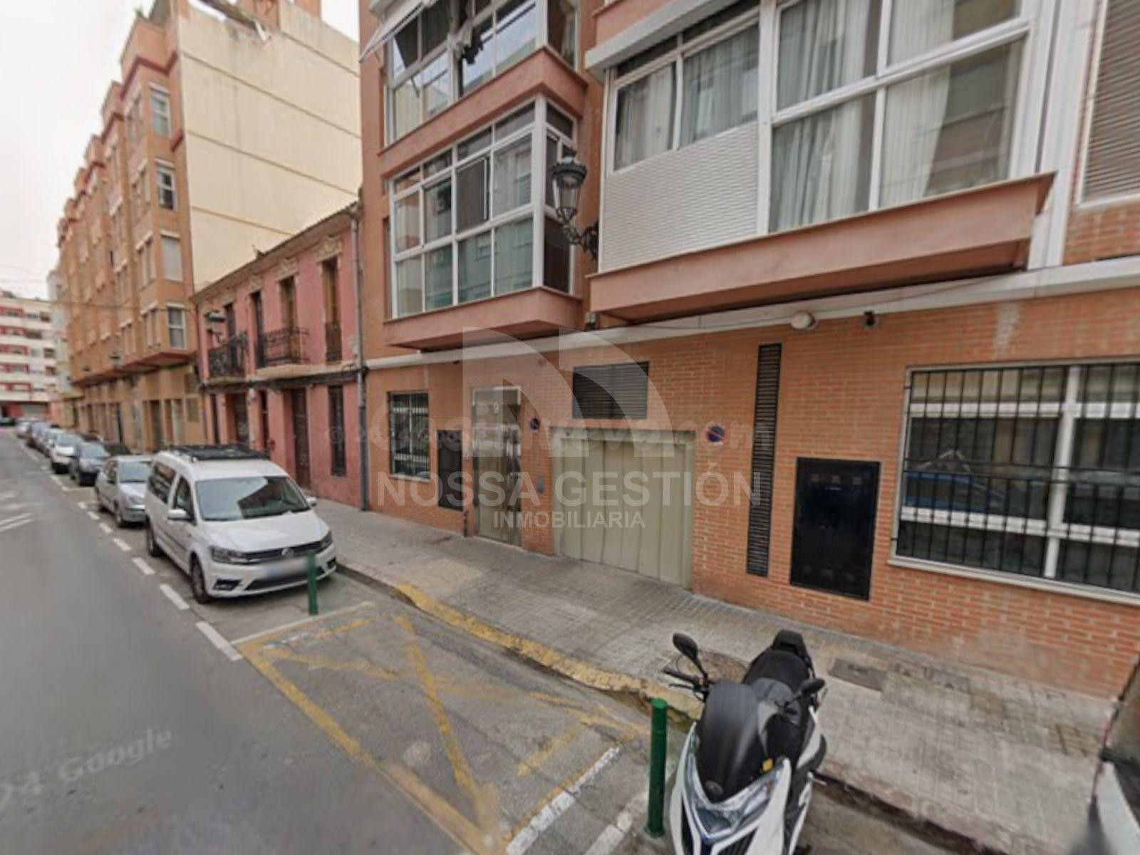 Plaza de Garaje con Trastero junto a Parc Central y estación Joaquín Sorolla - ¡Fácil acceso y gran ubicación!