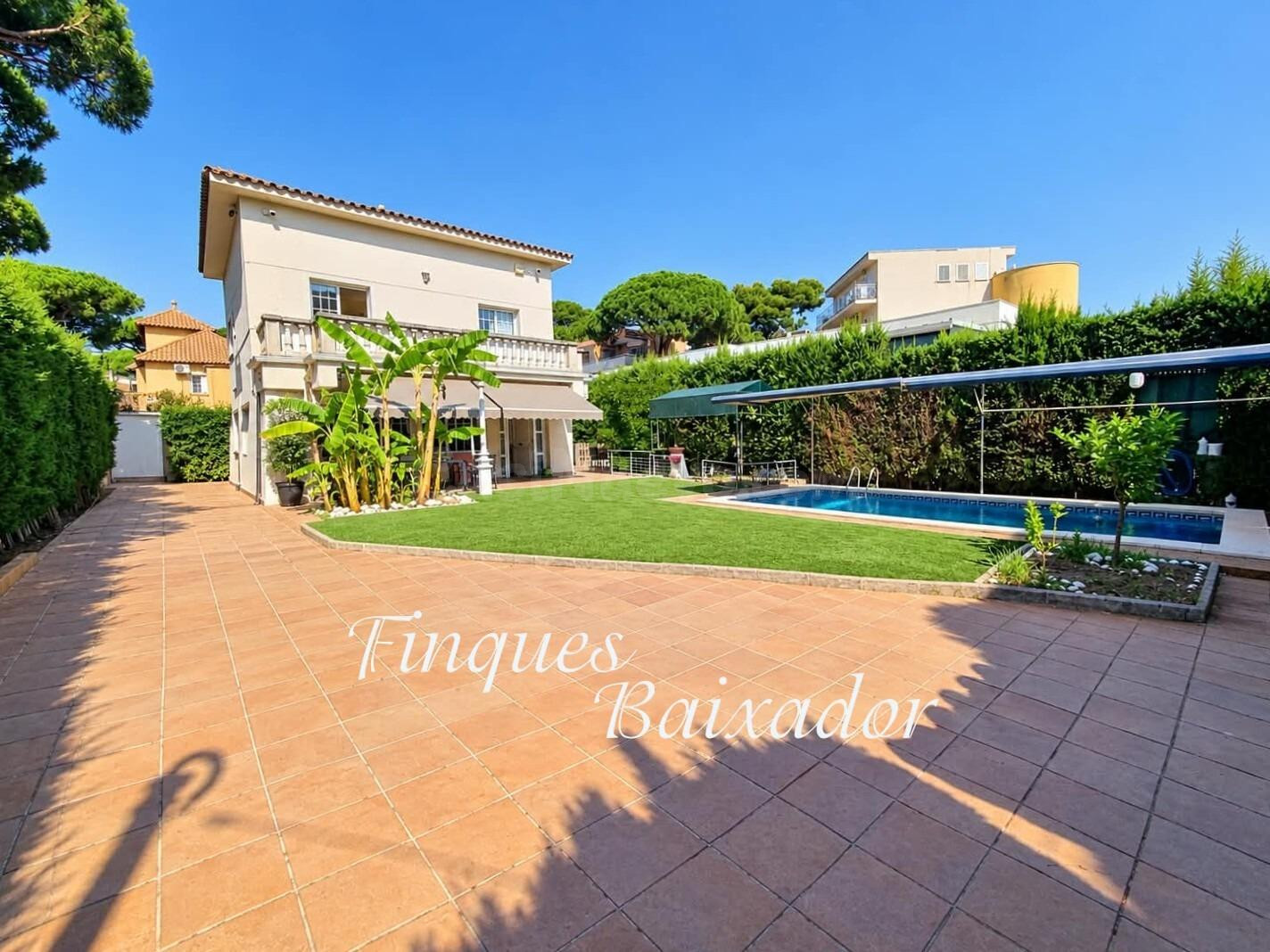 ¡FINQUES BAIXADOR PRESENTA ESTA BONITA CASA CON  AMPLIO JARDIN Y PISCINA!