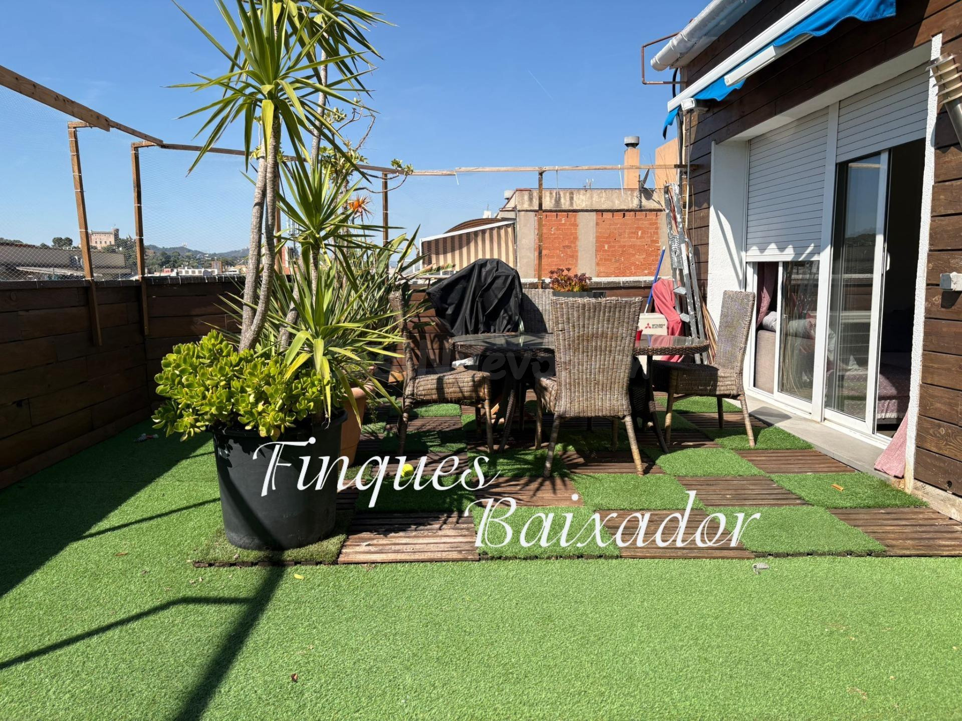 ¡FINQUES BAIXADOR PRESENTA ESTE ATICO CON AMPLIA TERRAZA Y BONITAS VISTAS!