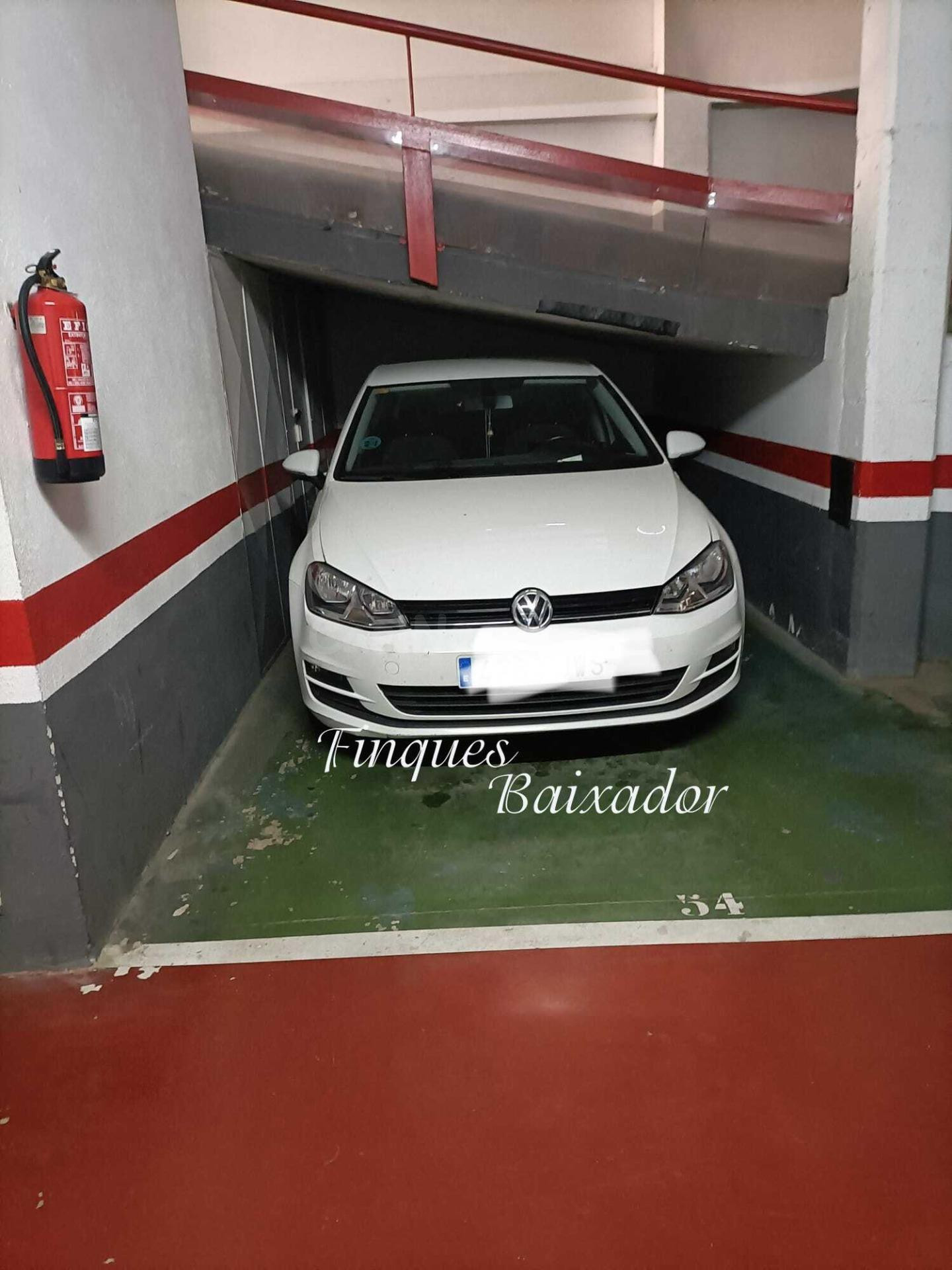 ¡FINQUES BAIXADOR PRESENTA PLAZA DE PARKING PARA COCHE, MOTO Y TRASTERO!