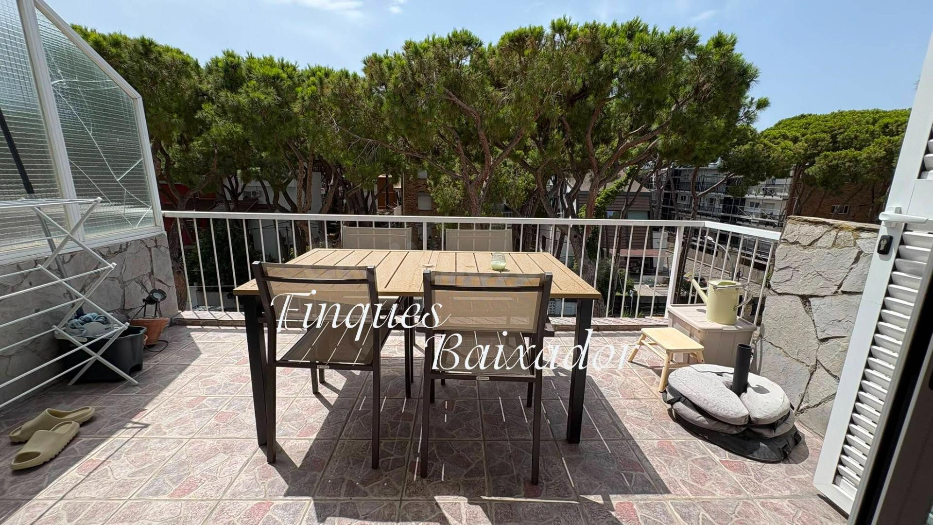¡FINQUES BAIXADOR PRESENTA ESTE PISO DE 2 HABS. AL LADO DEL MAR CON AMPLIA TERRAZA, PARKING Y TRASTERO!