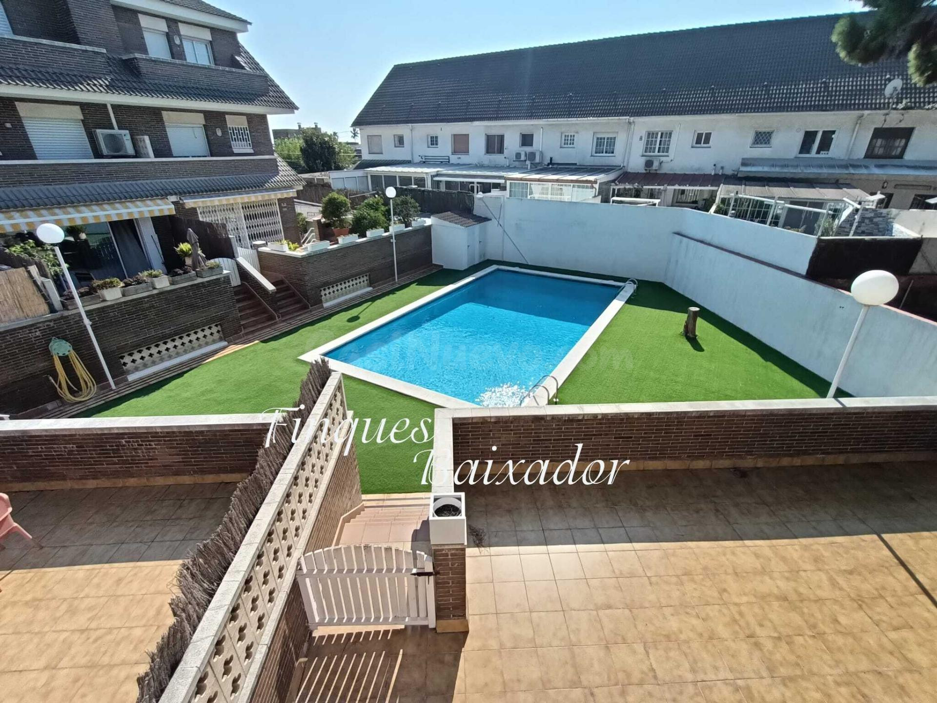 ¡CASA ADOSADA ESQUINERA CON JARDIN Y PISCINA COMUNITARIA!