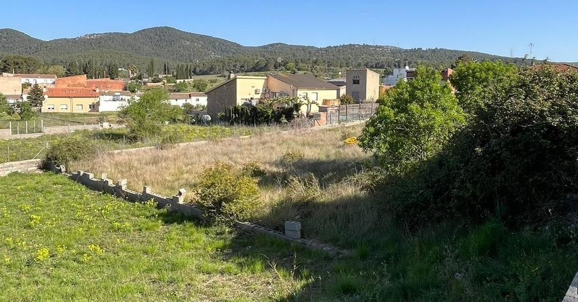 ¡FINQUES BAIXADOR PRESENTA ESTE SOLAR PARA LA CONSTRUCCIÓN DE UNA CASA!