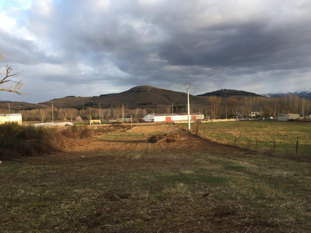 SE VENDE FINCA RUSTICA URBANIZABLE EN BARCENA DEL BIERZO