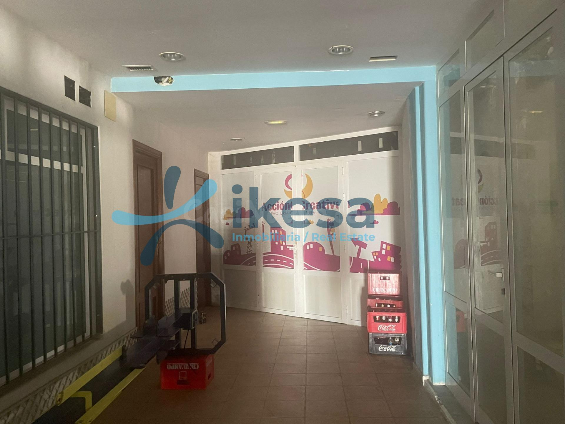 VENTA LOCAL COMERCIAL EN CALLE CASTILLA EN LEPE. SIN POSESIÓN.