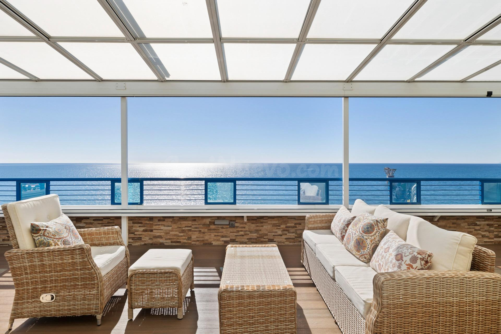 "Exclusivo Ático en Primera Línea de Playa – Vistas Panorámicas al Mar y al Puerto"