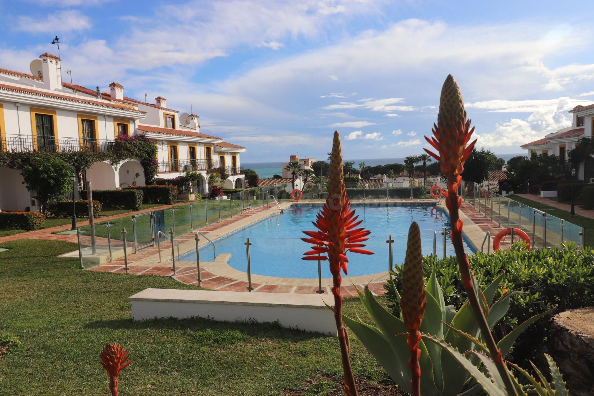"ADOSADO CON JARDÍN, PISCINA, VISTAS AL MAR Y LICENCIA TURÍS