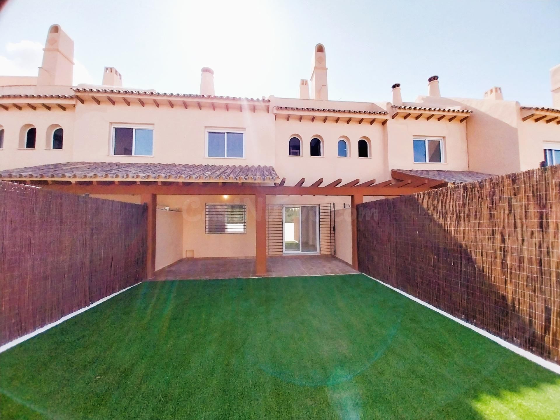 "Adosado casi nuevo a estrenar, con jardín privado y cerca d