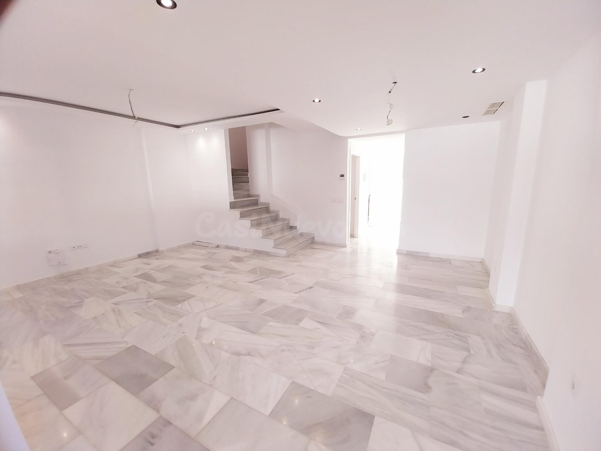 "Adosado casi nuevo a estrenar, con jardín privado y cerca d - foto 4