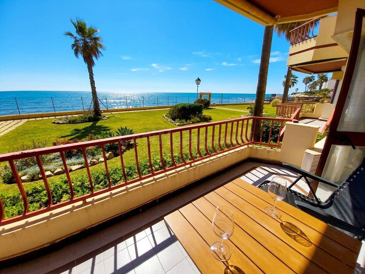 "Exclusivo apartamento completamente frontal al mar, situado en una codiciada urbanización en primera línea de playa en Riviera del Sol"