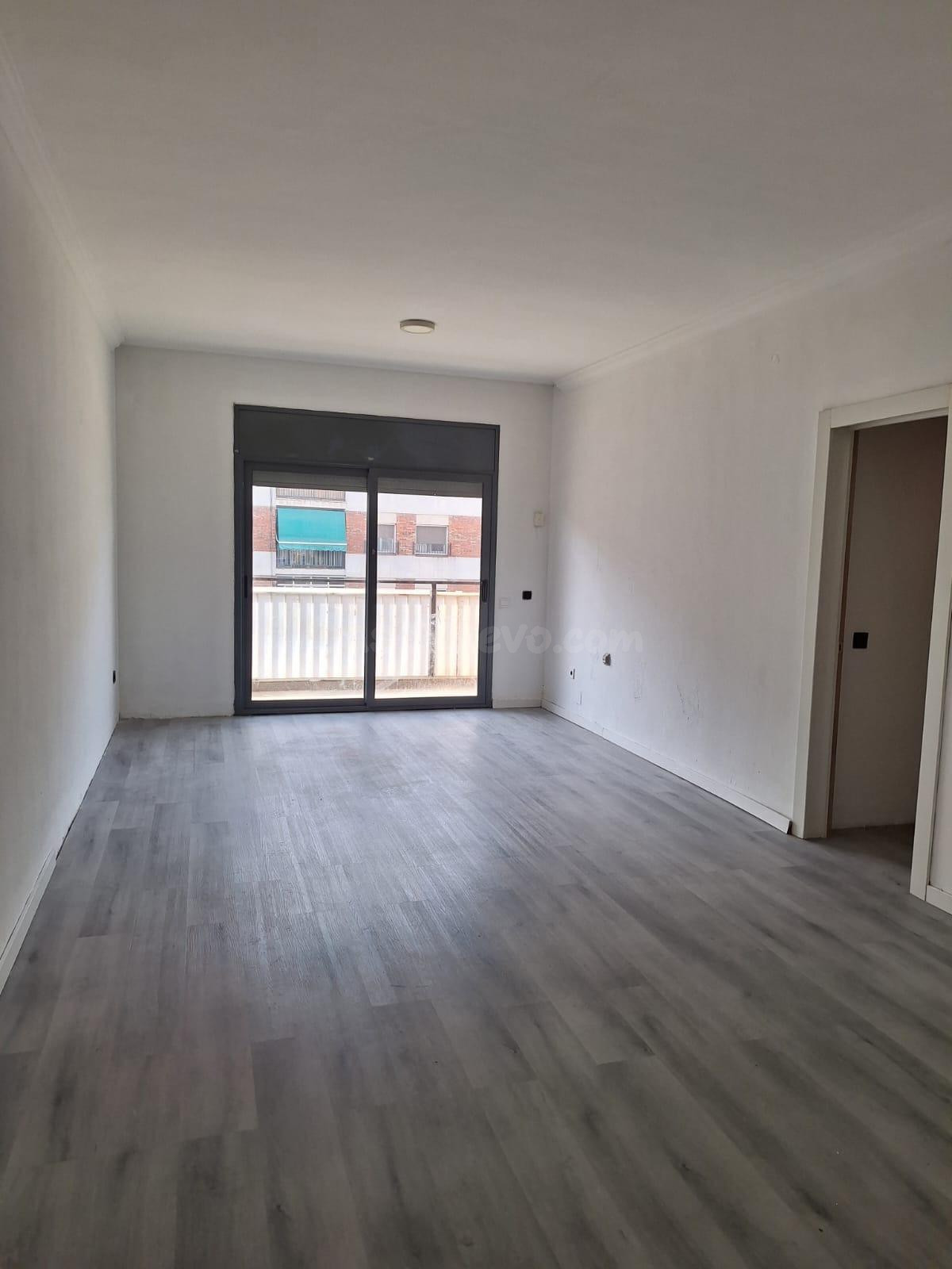 AMPLIO PISO DE 3 habitaciones EN MONTCADA