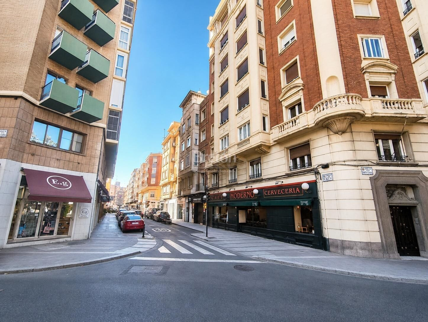 AMPLIA VIVIENDA DE 5 DORMITORIOS JUNTO A GRAN VÍA, EN UNA UBICACIÓN PRIVILEGIADA.