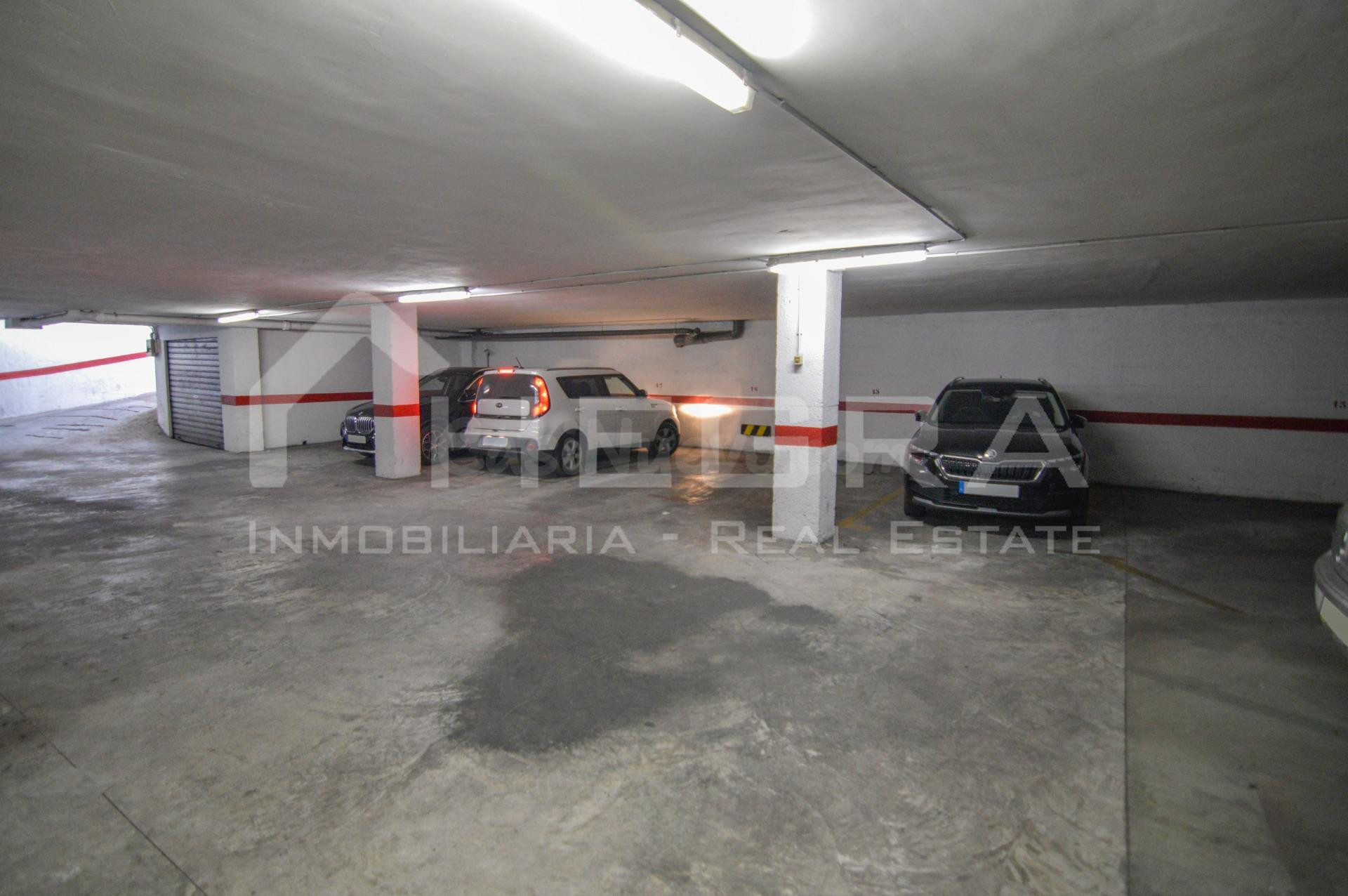 ¡Plaza de Garaje en Venta en el Corazón de Torrevieja con acceso mediante rampa!