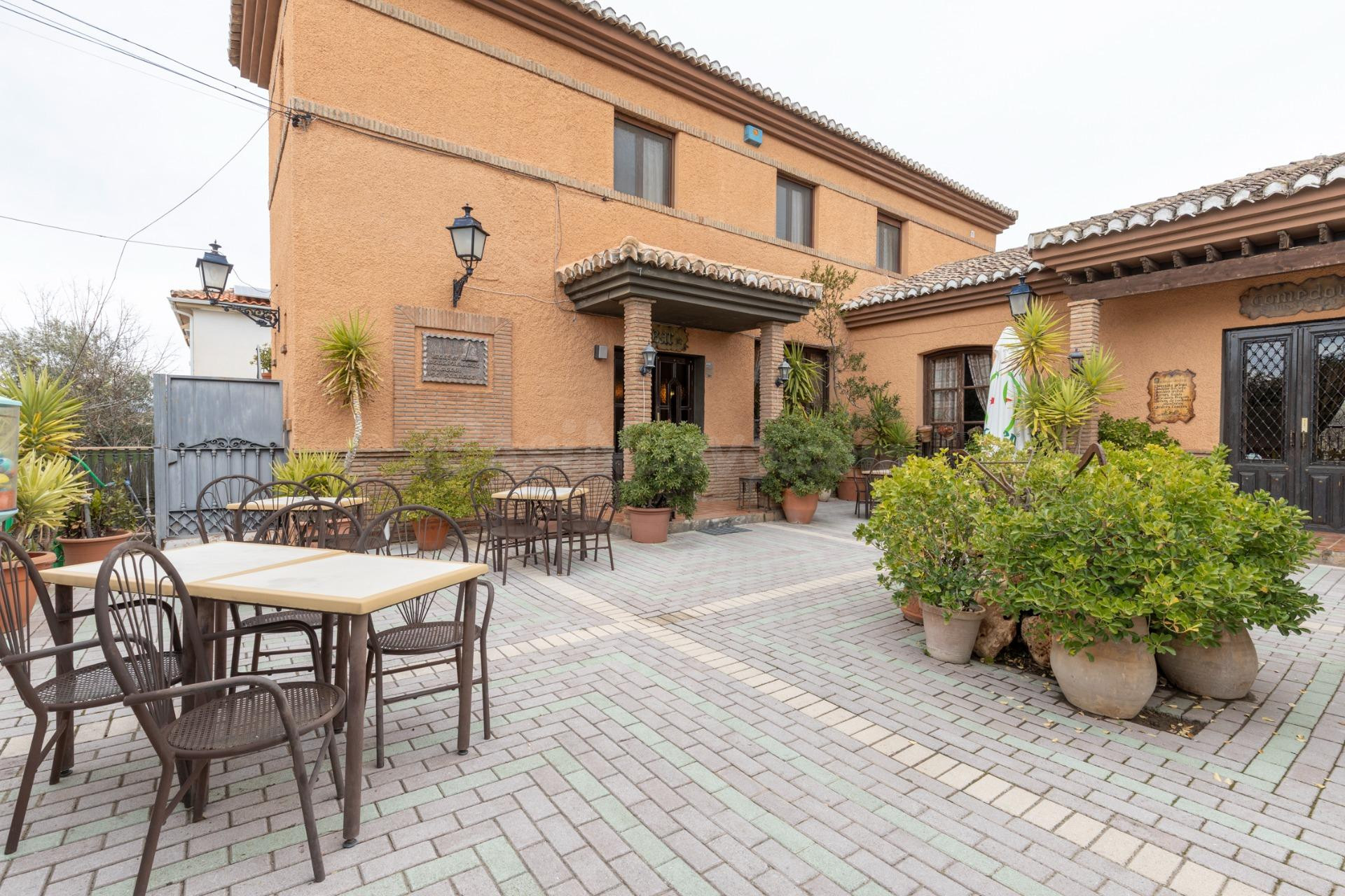 ¡¡¡¡CHALET CON RESTAURANTE EN PLENO FUNCIONAMIENTO, IDEAL PARA SEGUIR CON EL NEGOCIO, DESARROYAR UN PROYECTO TURÍSTICO, .....!!!