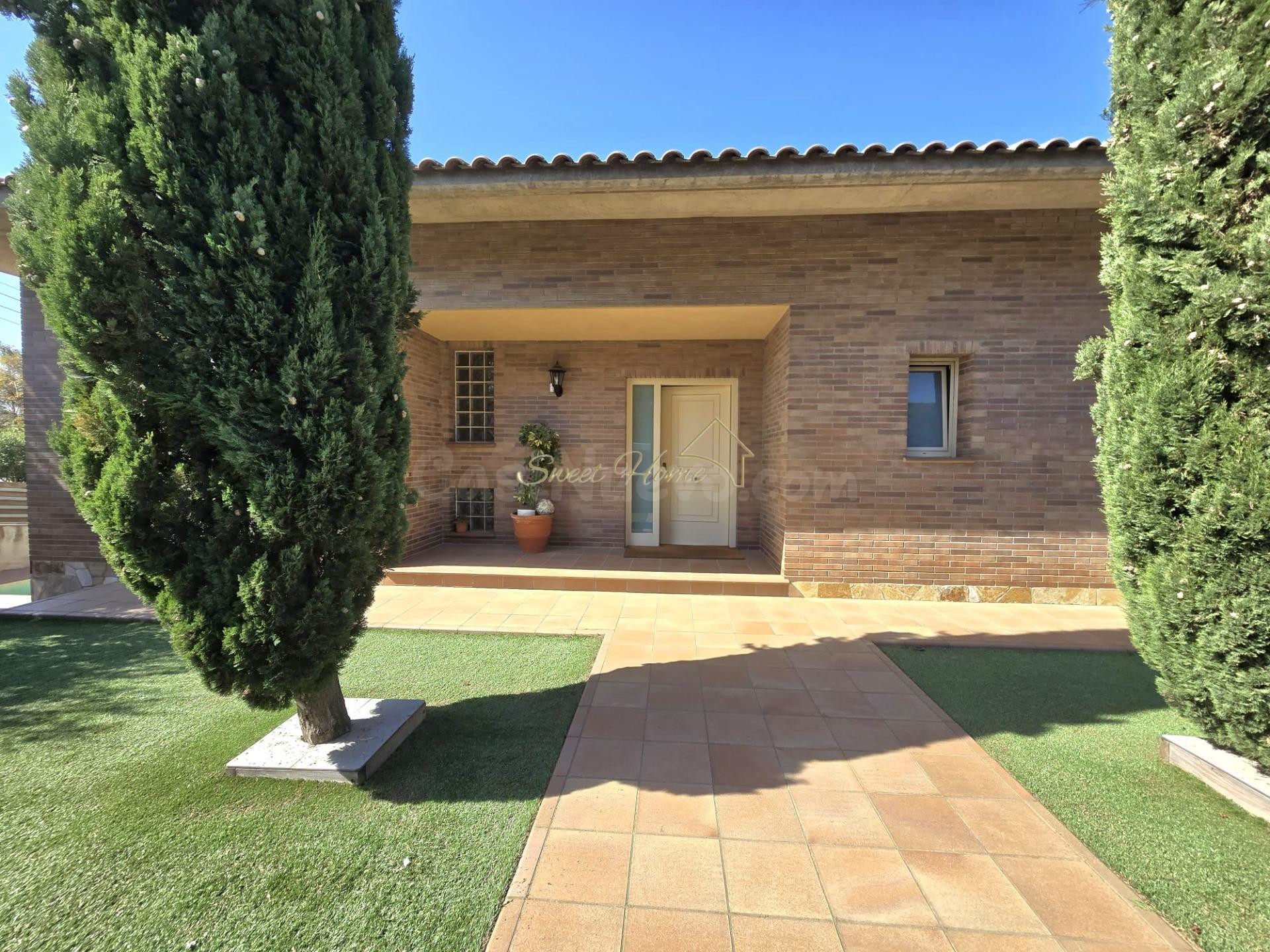Casa impecable con privacidad, piscina y vistas panorámicas