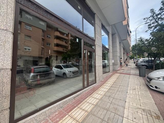 LOCAL EN PRIMERA LINEA D AV EUROPA